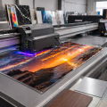 Stampa digitale flatbed: cos’è, come funziona e quali vantaggi offre nella produzione industriale